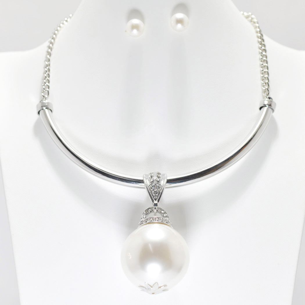 Pearl Pendant Necklace